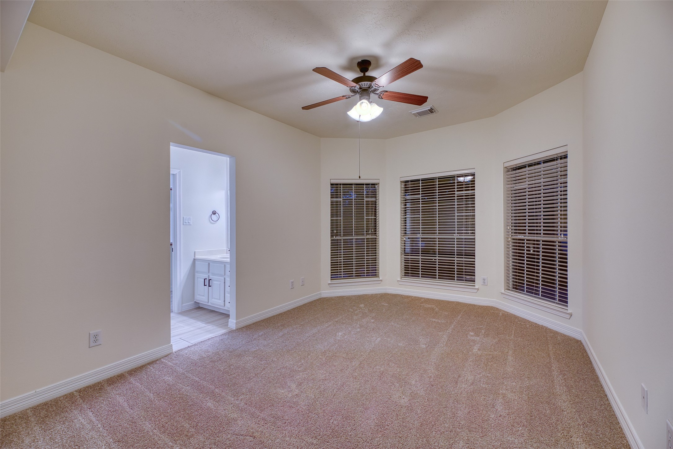 911 Chisel Point Drive Houston, TX 77094 - Photo 34 of 50 Large upstairs bedroom featuring a ceiling fan, plush carpet, and bay window with abundant natural light.