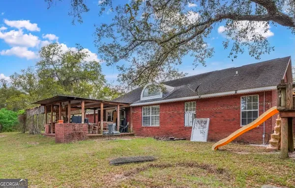 a view of a house with a yard