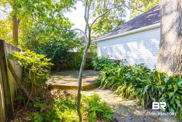809 Henckley Avenue Mobile, AL 36609 - Photo 36 of 39 Surrounded by Lovely Landscaping