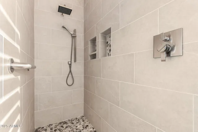 a view of a livingroom with a workspace