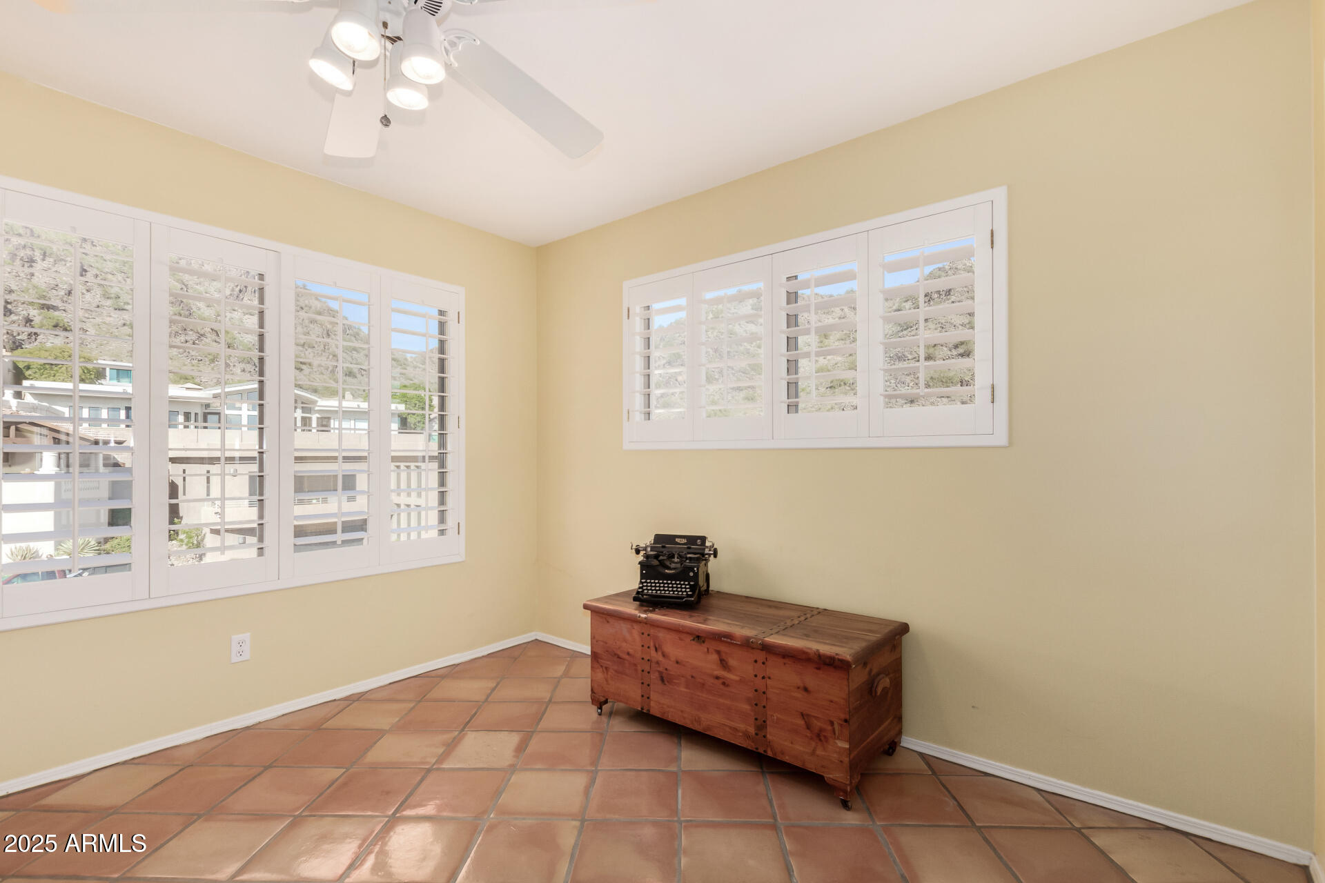 31 West Beryl Avenue Phoenix, AZ 85021 - Photo 28 of 65 a living room with furniture and a window