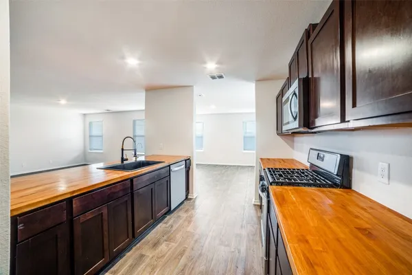 $1,800 | 10054 Bur Sedge, San Antonio, TX 78254