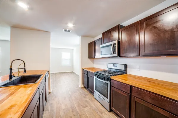 $1,800 | 10054 Bur Sedge, San Antonio, TX 78254