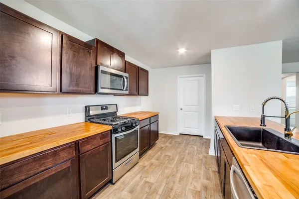 $1,800 | 10054 Bur Sedge, San Antonio, TX 78254