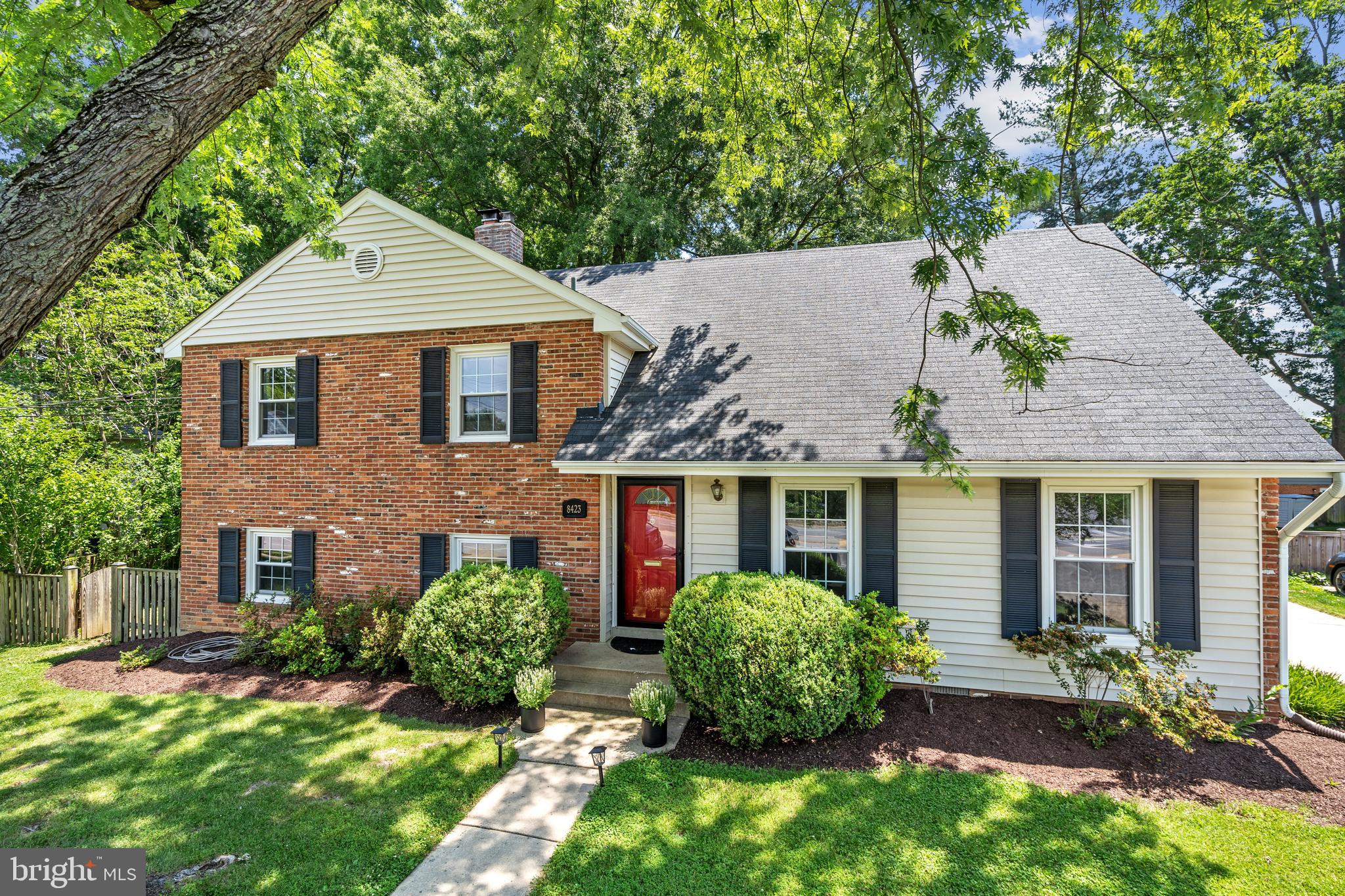 8423 Fort Hunt Road Alexandria, VA 22308 - Photo 3 of 39 Perfectly manicured front lawn.