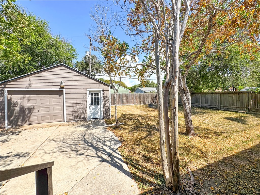 1034 Mc Clendon Street Corpus Christi, TX 78404 - Photo 16 of 19 a backyard of a house