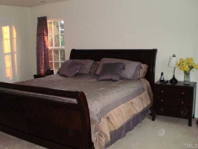 Spacious Masterbedroom with walkin closet.