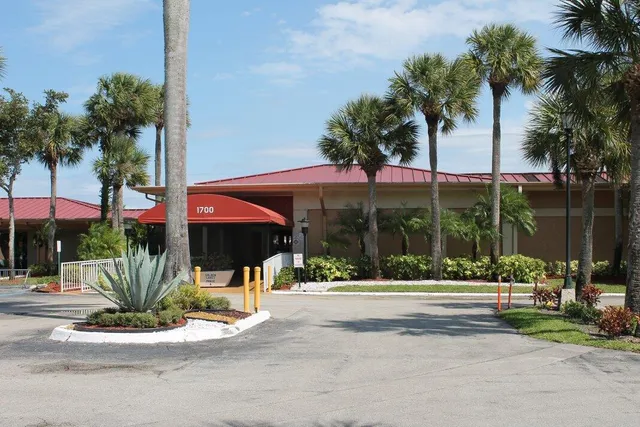 $2,000 | 438 Lake Carol Drive, West Palm Beach, FL 33411