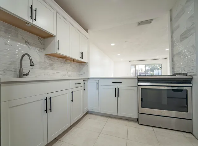 $2,000 | 438 Lake Carol Drive, West Palm Beach, FL 33411