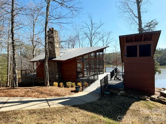 a view of a house with backyard and porch