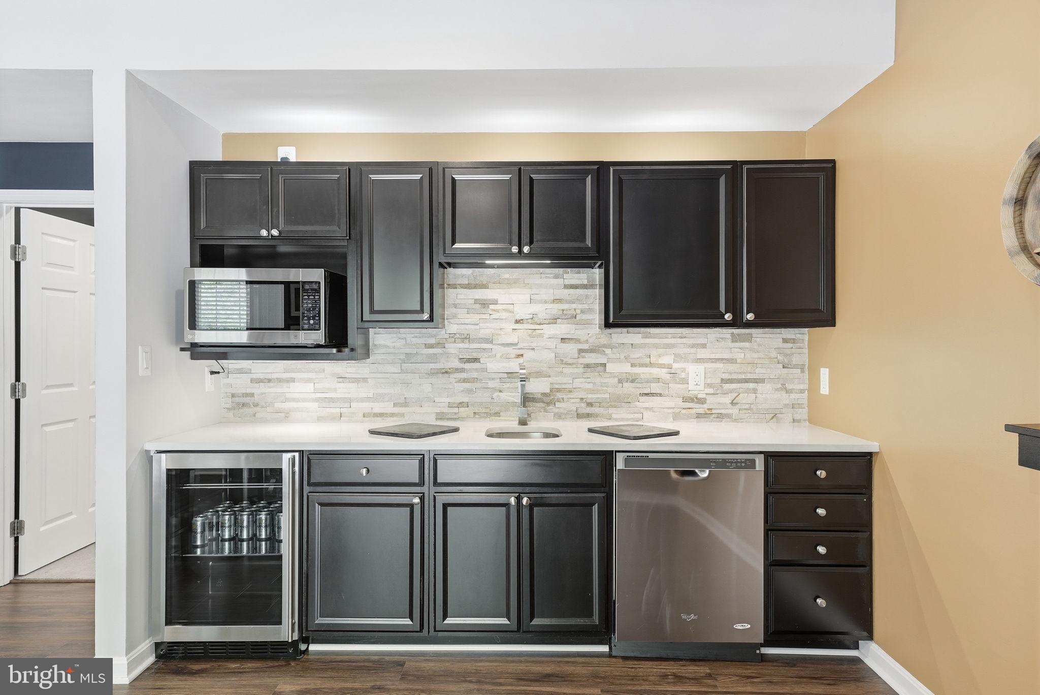 8315 Shimmering Rock Road Gainesville, VA 20155 - Photo 38 of 55 Kitchenette