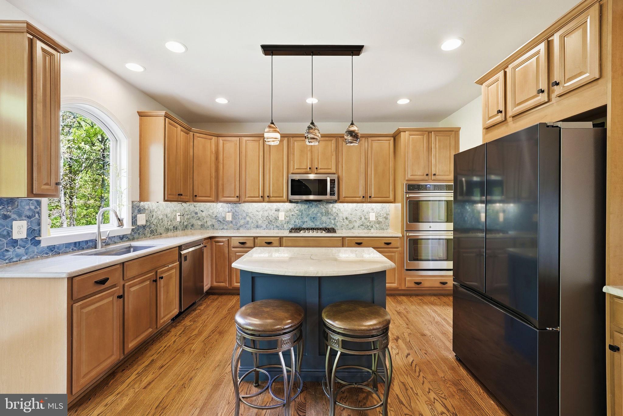 8315 Shimmering Rock Road Gainesville, VA 20155 - Photo 9 of 49 Kitchen Newer Appliances & Backsplash