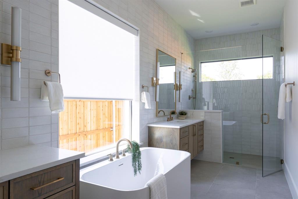 2971 Kosse Court Grapevine, TX 76051 - Photo 21 of 39 a bathroom with a tub sink and mirror