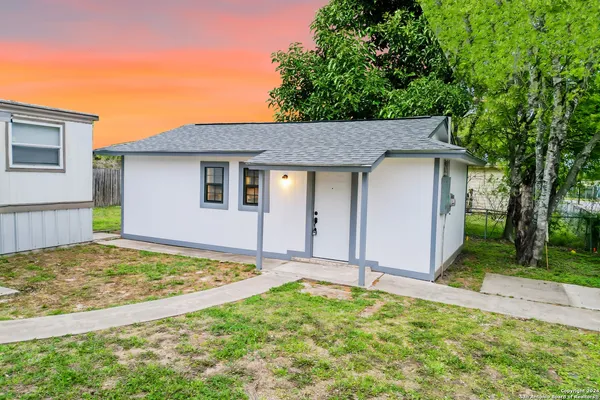 $850 | 215 Greenlawn Avenue, Unit B, Pleasanton, TX 78064