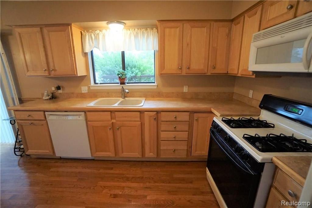 1098 Paddington Road Canton, MI 48187 - Photo 12 of 35