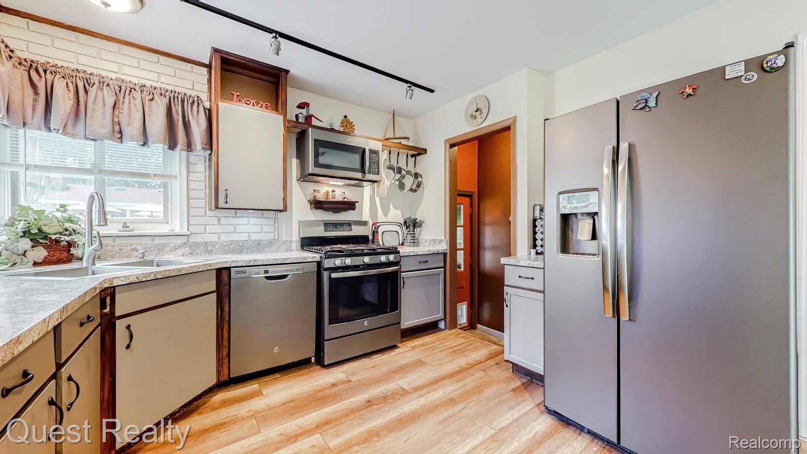 6115 Hatchery Road Waterford, MI 48327 - Photo 26 of 50 kitchen 7.jpg
