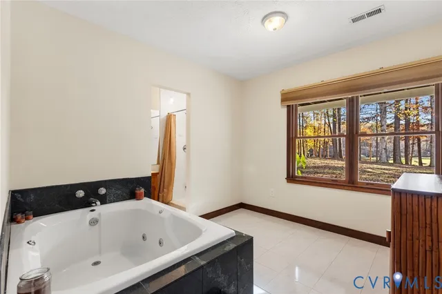 a view of livingroom with furniture