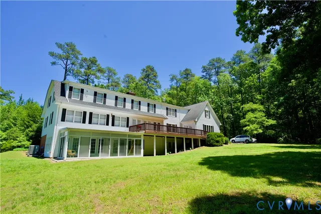 a view of livingroom with furniture