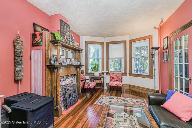 $549,378 | 25 Catlin Avenue | Tompkinsville