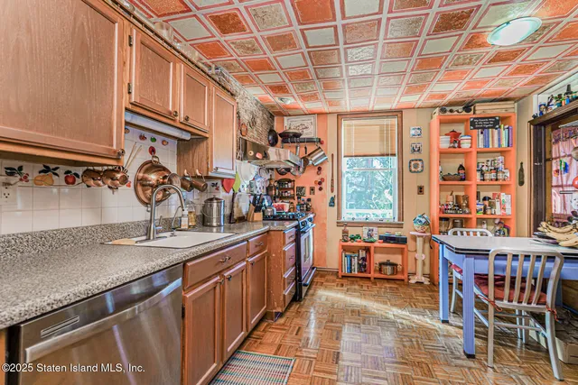 $549,378 | 25 Catlin Avenue | Tompkinsville