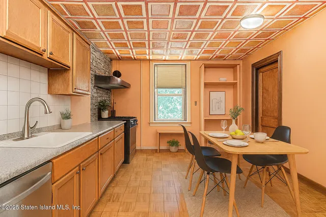 $549,378 | 25 Catlin Avenue | Tompkinsville