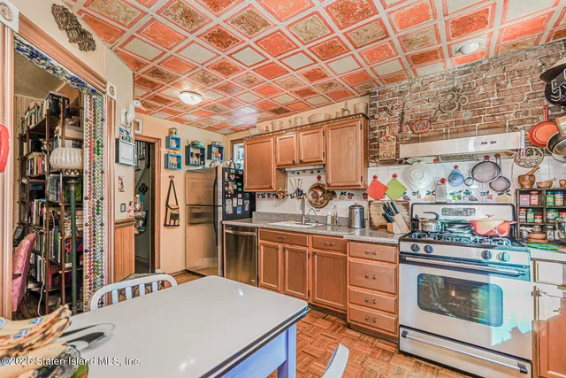 $549,378 | 25 Catlin Avenue | Tompkinsville