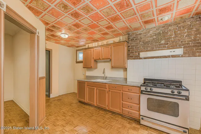 $549,378 | 25 Catlin Avenue | Tompkinsville