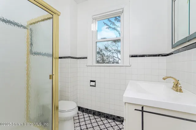 $549,378 | 25 Catlin Avenue | Tompkinsville