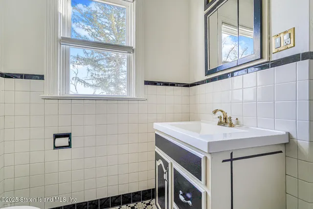 $549,378 | 25 Catlin Avenue | Tompkinsville