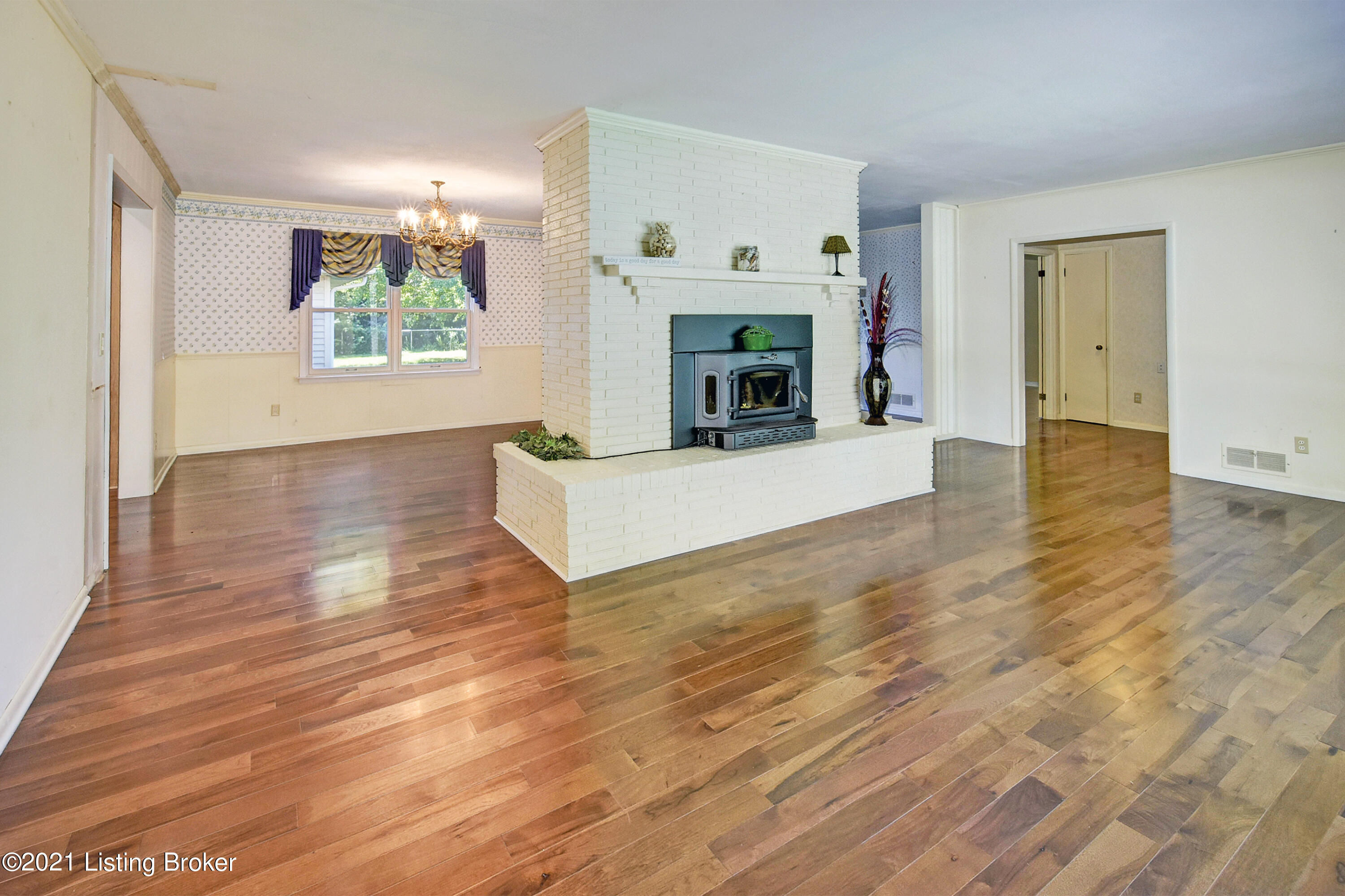 211 Woodcleft Road Louisville, KY 40222 - Photo 3 of 47 Living Room