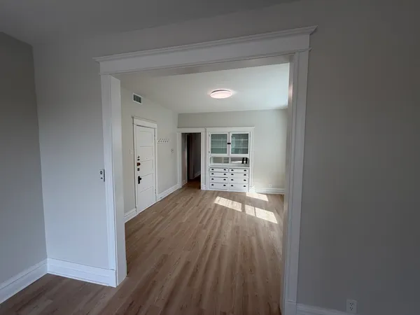 $3,300 | 1646 West Byron Street, Unit 2F, Chicago, IL 60613