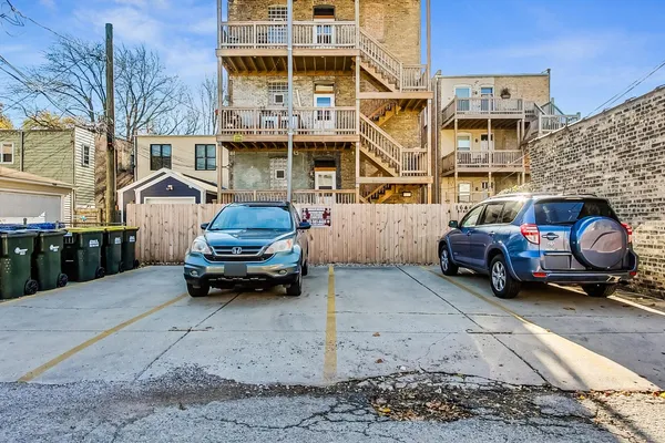 $3,300 | 1646 West Byron Street, Unit 2F, Chicago, IL 60613