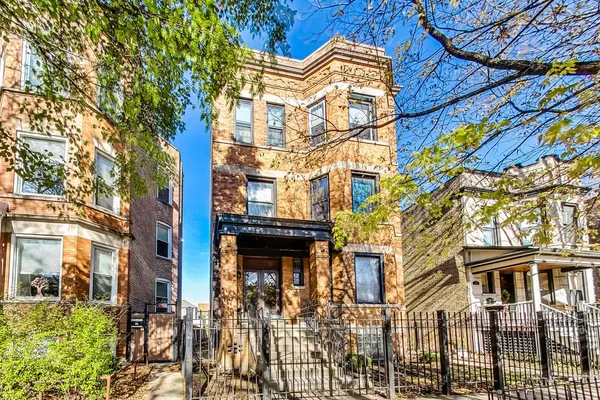 $3,300 | 1646 West Byron Street, Unit 2F, Chicago, IL 60613