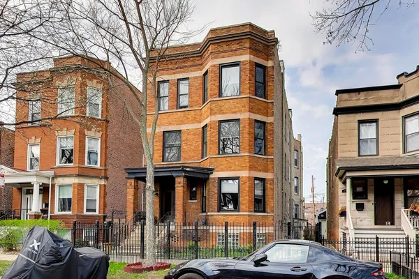 $3,300 | 1646 West Byron Street, Unit 2F, Chicago, IL 60613
