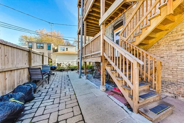 $3,300 | 1646 West Byron Street, Unit 2F, Chicago, IL 60613