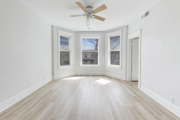 $3,300 | 1646 West Byron Street, Unit 2F, Chicago, IL 60613