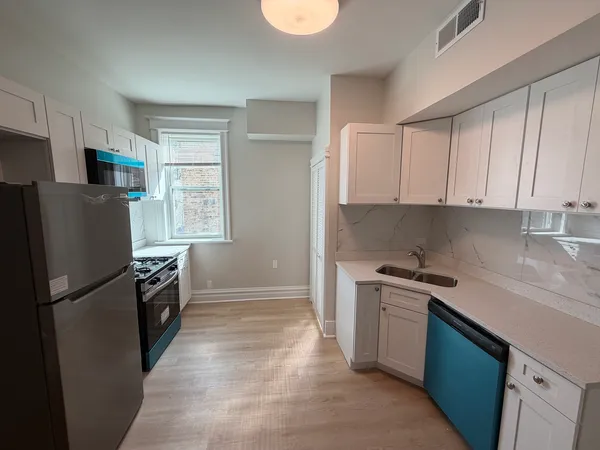 $3,300 | 1646 West Byron Street, Unit 2F, Chicago, IL 60613