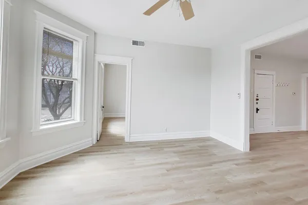 $3,300 | 1646 West Byron Street, Unit 2F, Chicago, IL 60613