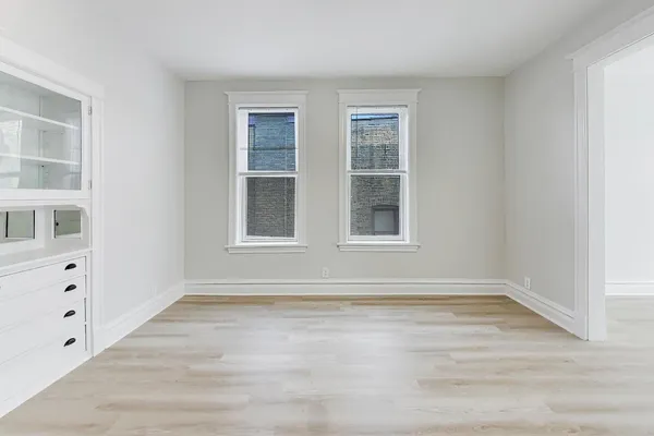 $3,300 | 1646 West Byron Street, Unit 2F, Chicago, IL 60613