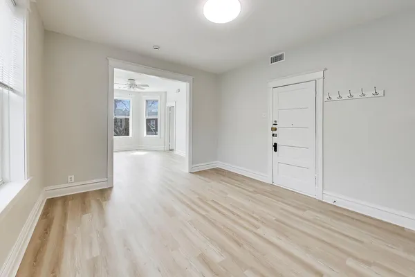 $3,300 | 1646 West Byron Street, Unit 2F, Chicago, IL 60613