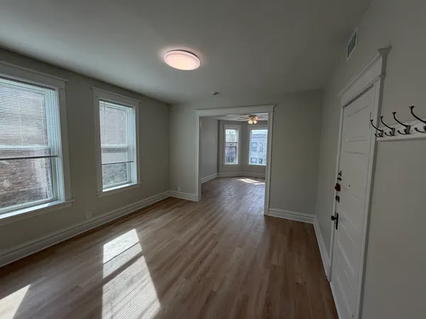$3,300 | 1646 West Byron Street, Unit 2F, Chicago, IL 60613
