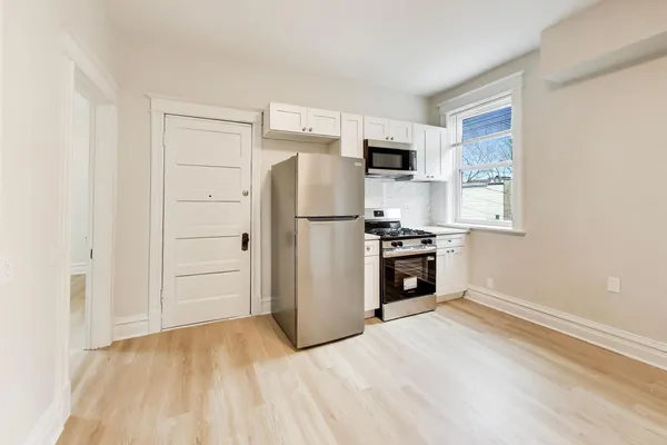 $3,300 | 1646 West Byron Street, Unit 2F, Chicago, IL 60613