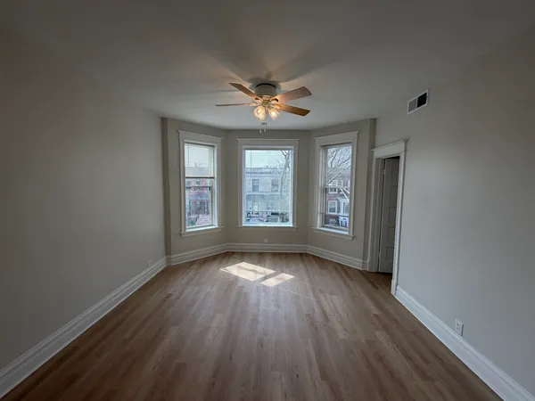 $3,300 | 1646 West Byron Street, Unit 2F, Chicago, IL 60613