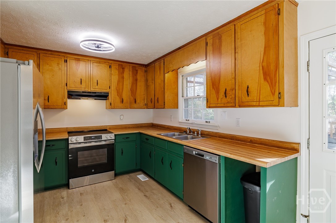 135 Longbranch Court Athens, GA 30605 - Photo 9 of 37 Kitchen - View from Pantry