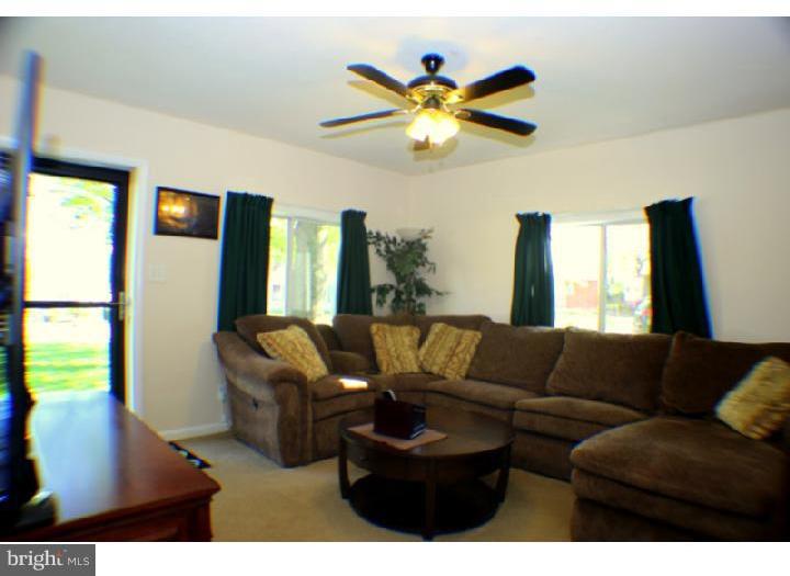 131 Winder Road New Castle, DE 19720 - Photo 4 of 25 Living Room