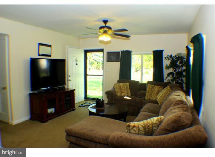131 Winder Road New Castle, DE 19720 - Photo 5 of 25 Living Room