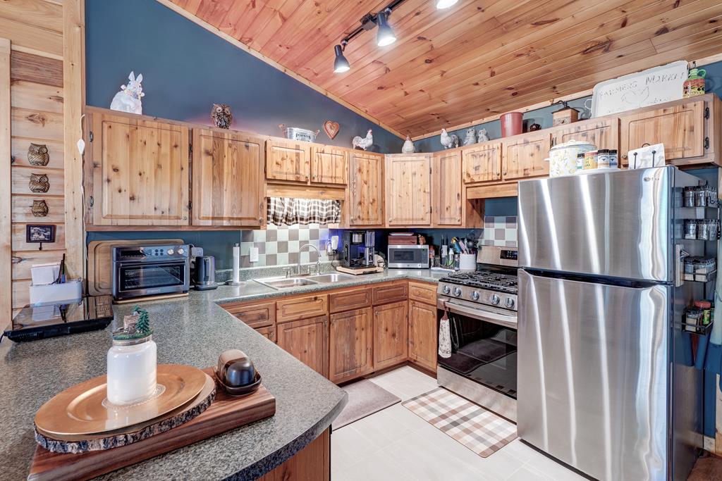 388 Cozy Cove Road Blairsville, GA 30512 - Photo 7 of 44 a kitchen with refrigerator and cabinets