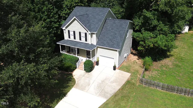 a view of house with front yard