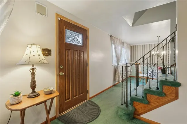 a view of entryway with livingroom