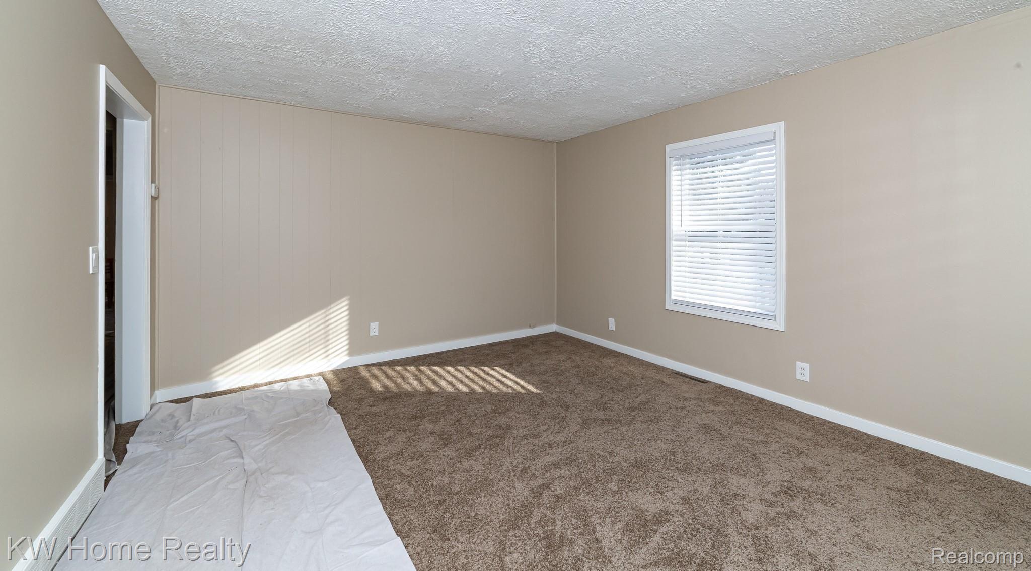 3365 Bathurst Avenue Rochester, MI 48309 - Photo 10 of 14 Bathurst Living Room 3.jpg